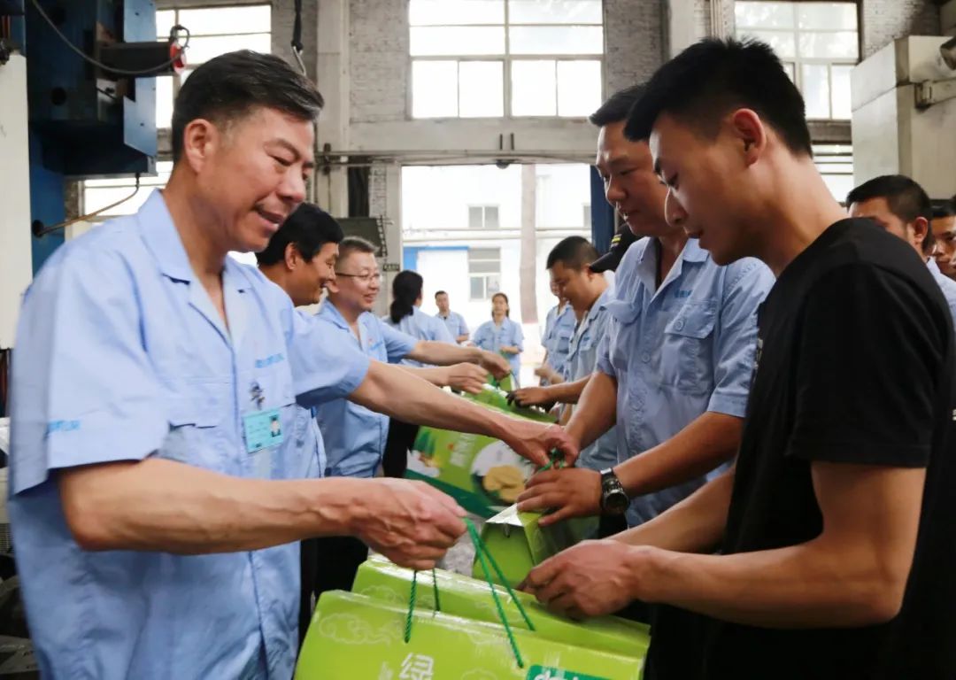 严鉴铂董事长率队慰问一线加班员工