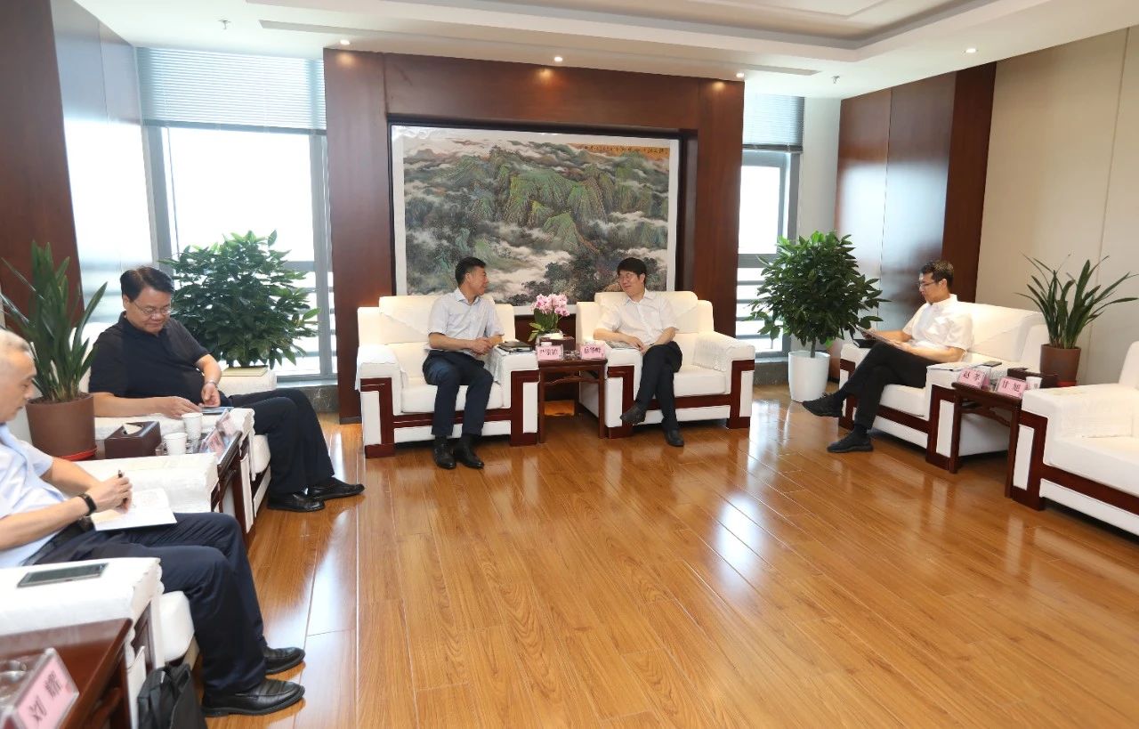 西安市政协主席、西咸新区党工委书记岳华峰会见严鉴铂董事长