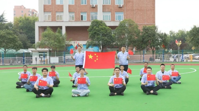 【群团工作】我与国旗合个影